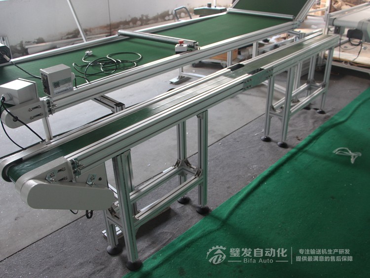 加防跑偏導(dǎo)條中間斷開小型非標(biāo)皮帶輸送機(jī) 加防跑偏導(dǎo)條中間斷開小型非標(biāo)皮帶輸送機(jī)