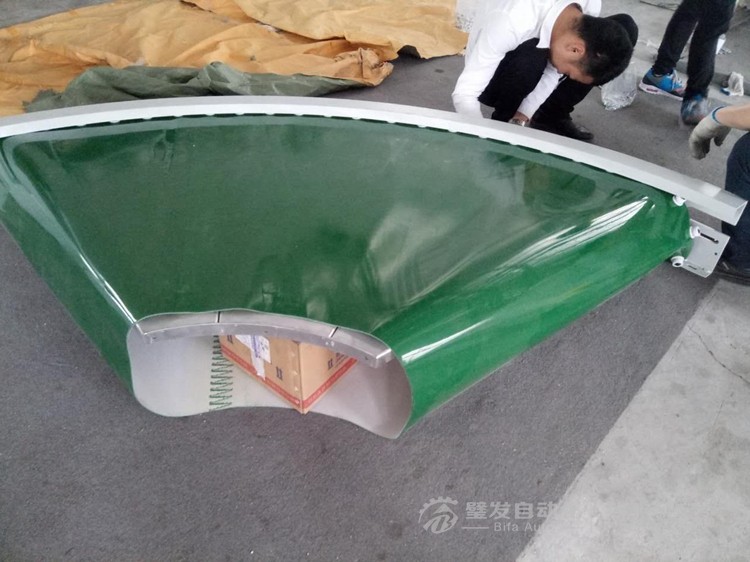 90度轉(zhuǎn)彎輸送機(jī) 90度轉(zhuǎn)彎輸送機(jī)